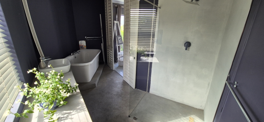 4 Bedroom Property for Sale in Waves Edge Western Cape